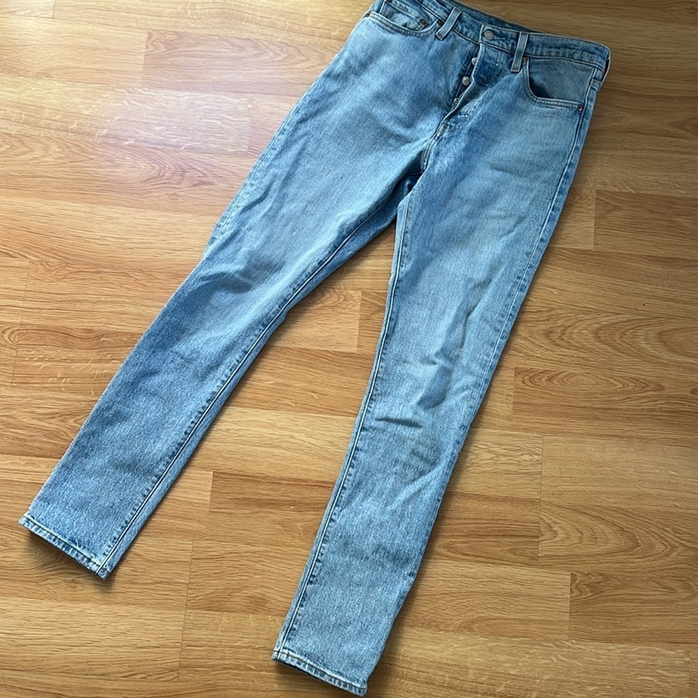 Levi’s skinny jeans size 28 32” inseam light wash gently worn cute !